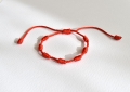 Bransoletka szczęścia na czerwonym sznurku amulet 7 supełków siedem węzłów | Baltoro Design
