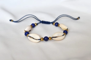 Bransoletka z muszelkami i lapis lazuli naturalnymi kamieniami na sznurku Baltoro Design