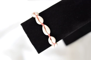 Bransoletka z naturalnymi muszelkami kaur na sznurku Baltoro Design